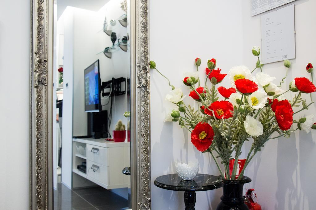 Lady Tania Apartment Split Bilik gambar