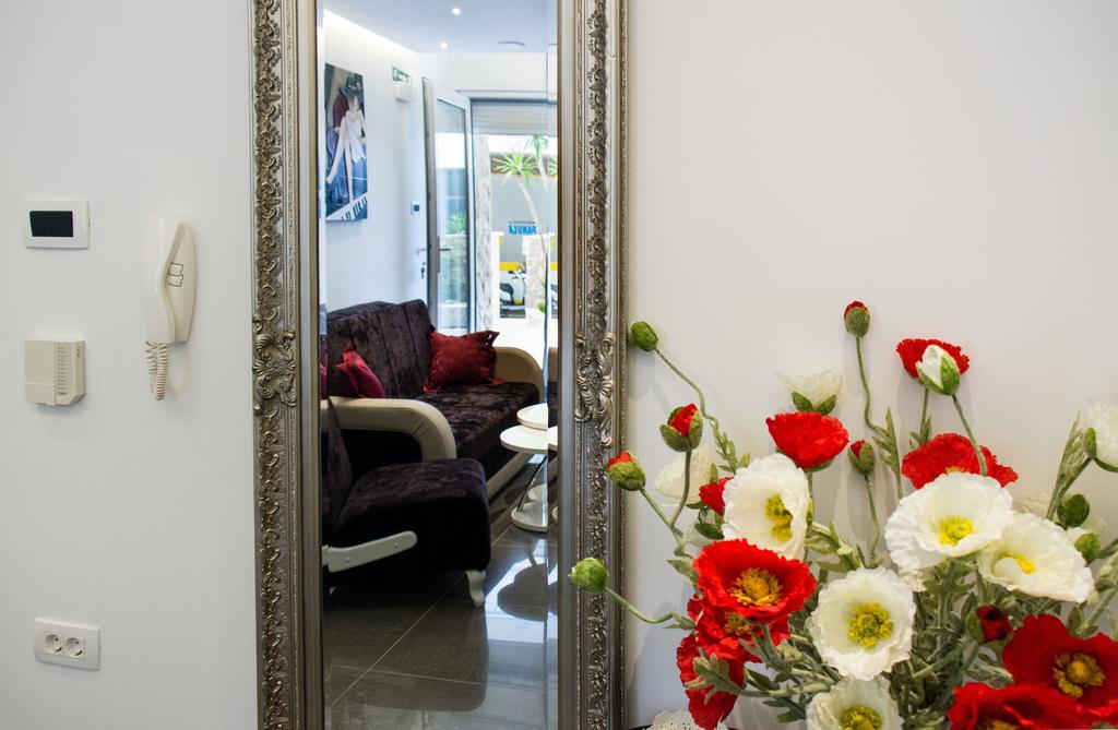 Lady Tania Apartment Split Bilik gambar