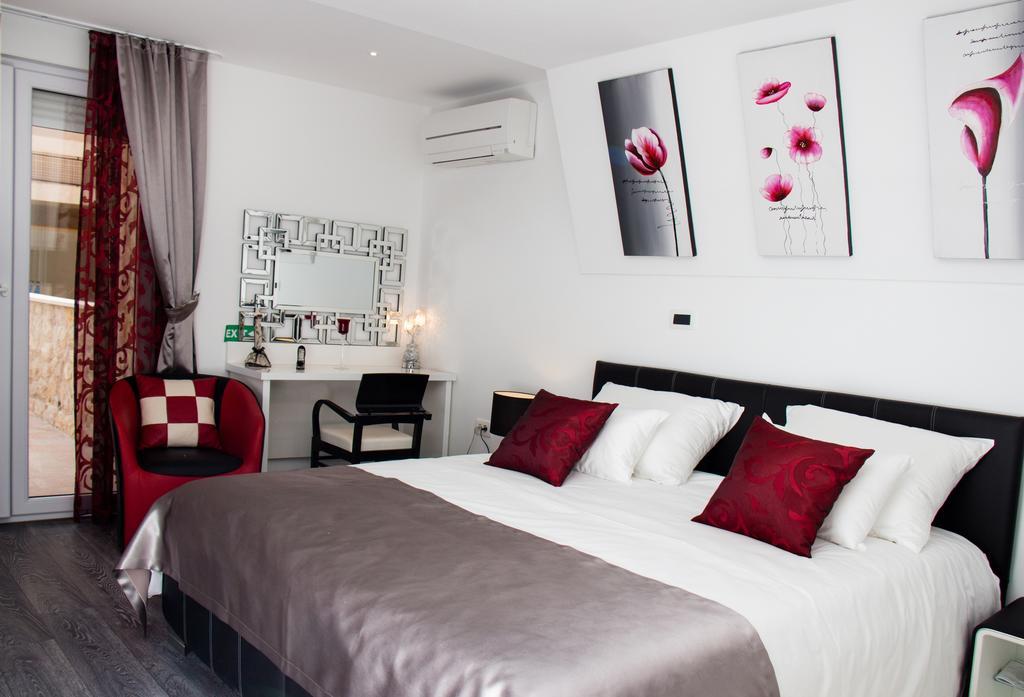 Lady Tania Apartment Split Bilik gambar