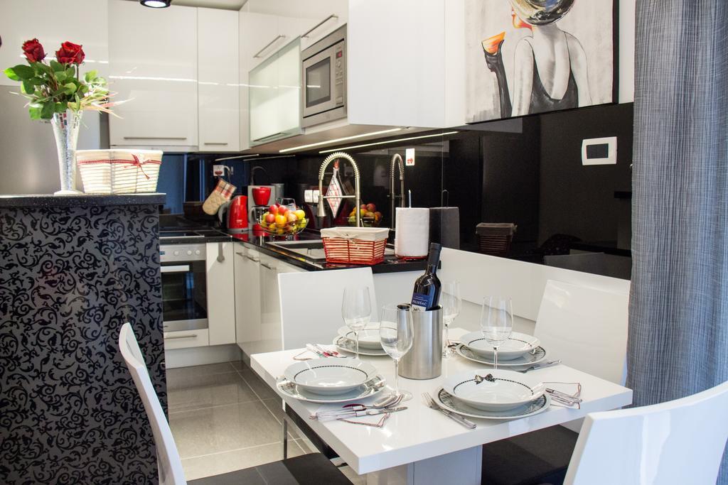 Lady Tania Apartment Split Bilik gambar