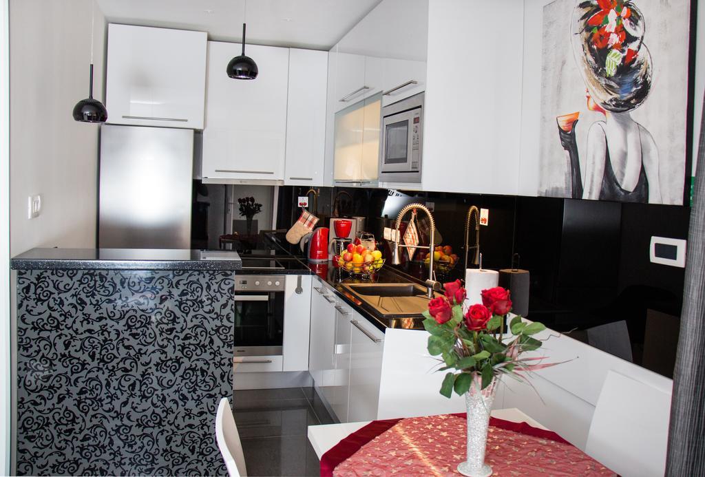 Lady Tania Apartment Split Bilik gambar