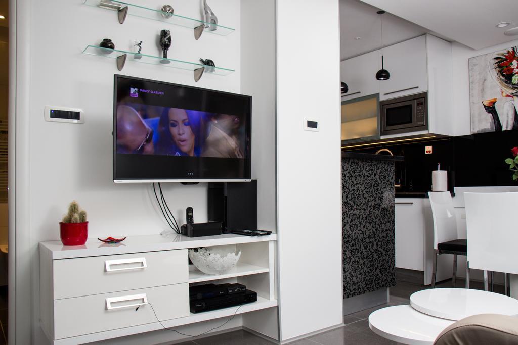 Lady Tania Apartment Split Bilik gambar